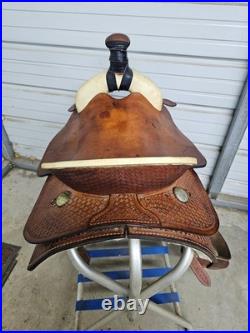 A Used 16 Dakota Saddlery Brown Color Hard Tail Slick Seat Roping Saddle