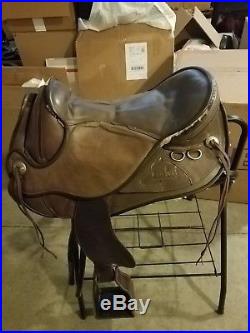 Barefoot Treeless Endurance saddle with matching fenders/stirrups and new seat