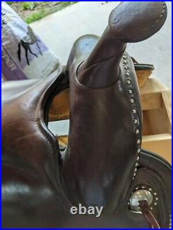 Circle Y Western saddle flextree size 16 grirth included. Studded