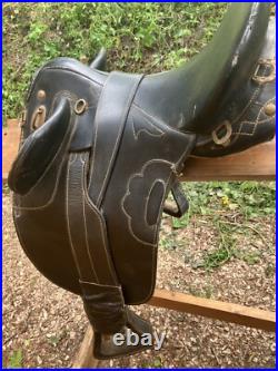 Leather Australian saddle, no horn, used, see pics for condition/size