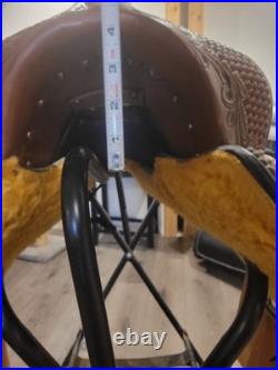 Super comfy leather Western trail saddle with stirrups included. Only ridden 3x