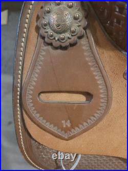 Super comfy leather Western trail saddle with stirrups included. Only ridden 3x