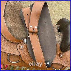 Trail riding saddle 14.5 guc missing a stirrup see pics