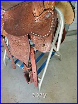 Used 15 Herford Tex Tan Brown Leather Roping saddle with white Buck Stitch