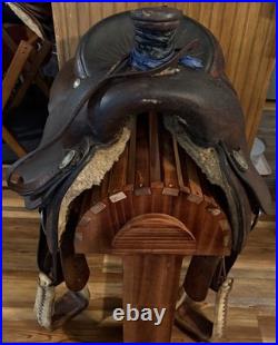 Used 15 Trophy Roping Saddle Stamped Roy Deen Team Roping Heeler
